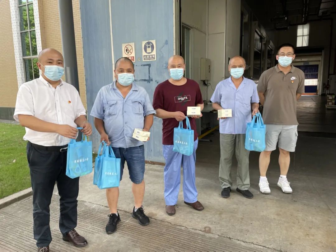 高溫堅守迎“烤”驗，慰問一線送清涼！